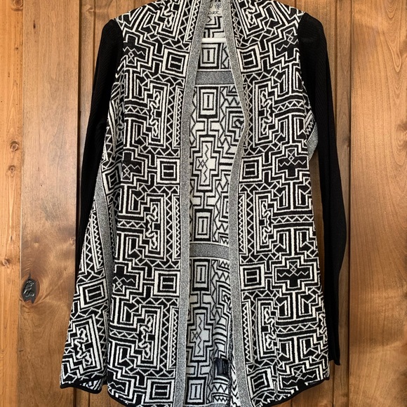Geometric black and white cardigan - Picture 1 of 2